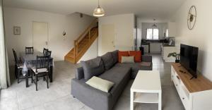 sala de estar con sofá y comedor en Les Villas de Castel - Villa Les Roses, en Castelmaurou