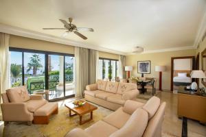 una sala de estar con sofás y una habitación con 1 dormitorio. en Park Regency Sharm El Sheikh Resort en Sharm El Sheikh