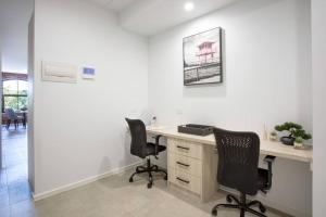 biuro z 2 krzesłami i biurkiem w obiekcie Bendigo CBD Apartment w mieście Bendigo