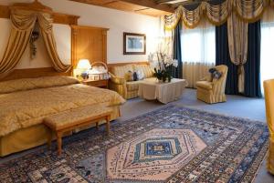 Ένα ή περισσότερα κρεβάτια σε δωμάτιο στο Hotel Sassongher