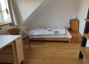 Habitación pequeña con cama y escritorio. en Ferienwohnung Klosterquartier en Lüneburg