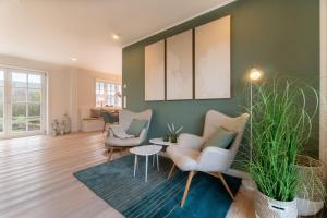 sala de estar con 3 sillas y mesa en Landhaus John, en Oldsum