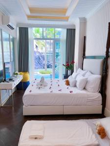 ein Schlafzimmer mit einem großen Bett mit Blumen darauf in der Unterkunft Grand Florida Pattaya By TheBest Management in Na Jomtien