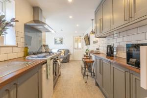 Kjøkken eller kjøkkenkrok på Stylish 5-bed home, each with en-suite and own TV