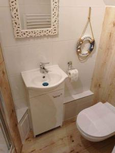 Kúpeľňa v ubytovaní Apartament w Chacie Rybackiej na Cichej