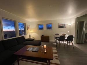 un soggiorno con divano e tavolo di Å, the far end of Lofoten. a Moskenes