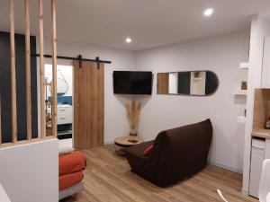 Televízia a/alebo spoločenská miestnosť v ubytovaní Appartement - Narbonne