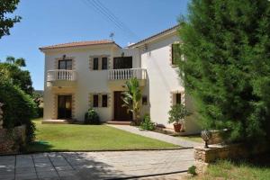 アルガカにあるSunray Villa - Luxury Villa with Private Poolのバルコニー付きの広い白い家