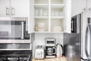 Η κουζίνα ή μικρή κουζίνα στο Tribeca Studio Indoor pool Great views NYC-185