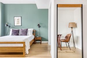 Ένα ή περισσότερα κρεβάτια σε δωμάτιο στο Tribeca Studio Indoor pool Great views NYC-185 +18 φωτογραφίες