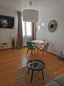 TV a/nebo společenská místnost v ubytování Chez Arnauld