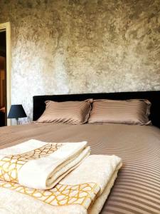 マラケシュにあるMagnifique Duplex En Plein Hivernage à Marrakechのベッドルーム1室(ベッド1台、タオル2枚付)