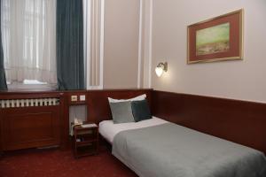 Habitación de hotel con cama y ventana en Palace Hotel en Belgrado