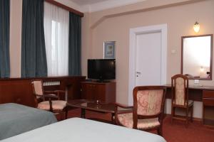 TV a/nebo společenská místnost v ubytování Palace Hotel + 24 fotografií