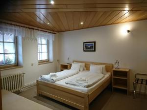 フリンブルクにあるPenzion Markusのベッドルーム1室(白いシーツと枕のベッド1台付)