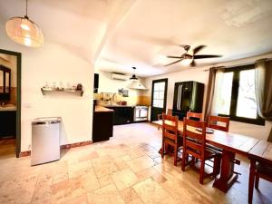 Imagen de la galería de Grand appartement en face du village, en Moustiers-Sainte-Marie