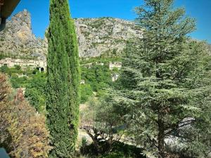 Imagen de la galería de Grand appartement en face du village, en Moustiers-Sainte-Marie