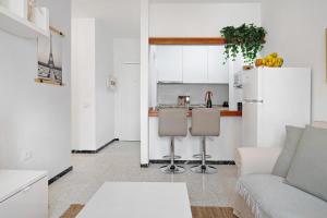 Una sala de estar con un sofá y una cocina. en Apartamento La Estrella 4, en Arrecife