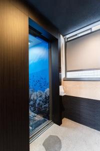 Postel nebo postele na pokoji v ubytování Tabist Sparkling Dolphins Inn Kyoto