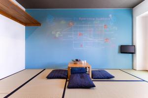 TV a/nebo společenská místnost v ubytování Tabist Sparkling Dolphins Inn Kyoto