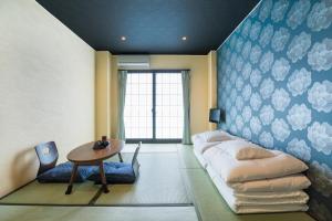 Postel nebo postele na pokoji v ubytování Tabist Sparkling Dolphins Inn Kyoto