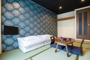 Postel nebo postele na pokoji v ubytování Tabist Sparkling Dolphins Inn Kyoto