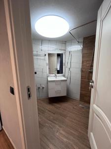 ein Bad mit einem Waschbecken und einem Spiegel in der Unterkunft Cabana B2 langa strandul Banffy in Topliţa