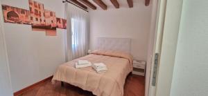 sypialnia z łóżkiem z dwoma ręcznikami w obiekcie Ca Francesca w Wenecji