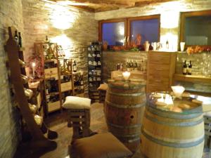 una sala di degustazione di vini con botti e bar di Waldeck SPA Kur- & Wellness Resort a Bad Dürrheim