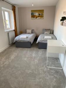 מיטה או מיטות בחדר ב-Hömli Close2City Apartment