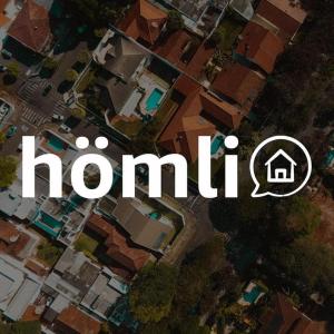 einen Blick auf Häuser in einem Vorort mit dem Wort Hounida in der Unterkunft Hömli Close2City Apartment in Faygate