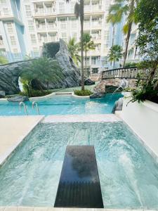 einen Pool in einem Hotel mit einer Wasserrutsche in der Unterkunft Grand Florida Pattaya By TheBest Management in Na Jomtien