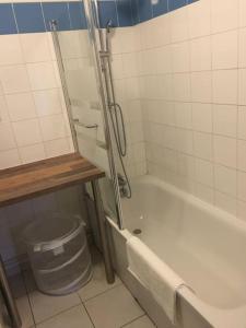 La salle de bains est pourvue d'une douche, d'une baignoire et de toilettes. dans l'établissement centre Pierrefonds superbe appartement + parking, à Pierrefonds