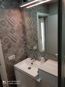 un baño con lavabo y espejo en Apartamento Solis, en Chipiona 30 fotos más