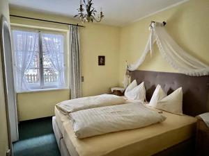 sypialnia z dwoma łóżkami i oknem w obiekcie Villa St. Oswald w mieście Seefeld in Tirol