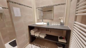 A bathroom at Albert - Rooms