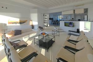 sala de estar con sofás y sillas y cocina en Villa Pastorale-View-Boule Bahn, en Agia Irini Paros