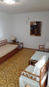 Habitación de hotel con 2 camas y TV en dos ambientes a una cuadra del puerto, en Punta del Este
