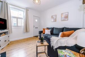 uma sala de estar com um sofá e uma televisão em Stylish 2-Bed City-Centre Home in Chester by 53 Degrees Property - Ideal for Couples & Groups - Sleeps 6 em Chester
