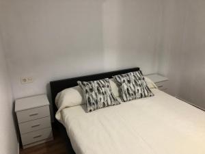 Łóżko lub łóżka w pokoju w obiekcie Carla24, AVENIDA PRINCIPAL