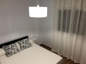 Łóżko lub łóżka w pokoju w obiekcie Carla24, AVENIDA PRINCIPAL