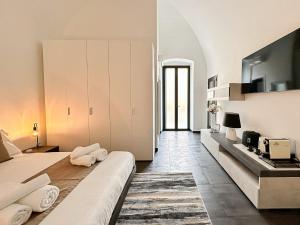 ein Hotelzimmer mit einem Bett und einer Küche in der Unterkunft Marbel Suite in Adelfia