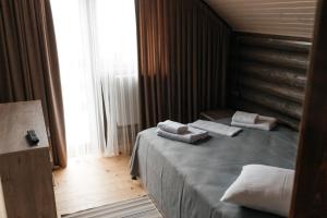 um quarto de hotel com duas camas com toalhas em Solid Village em Migovo
