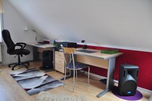 ein Büro mit einem Schreibtisch mit 2 Stühlen und einem Computer in der Unterkunft Bramwaldblick in Hannoversch Münden