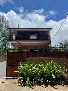 un edificio con un balcón con plantas delante de él en Riambel Paradise Inn First Floor Room, en Riambel