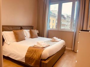 A bed or beds in a room at Urban Chic Home