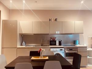 A kitchen or kitchenette at Urban Chic Home