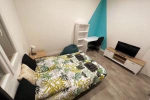 um pequeno quarto com uma cama e uma secretária em Label Etape - 2min GARE - WIFI - TeRRaSSe em Marselha