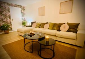 sala de estar con sofá y 2 mesas en Blossom Break - logement et spa, en Lezennes
