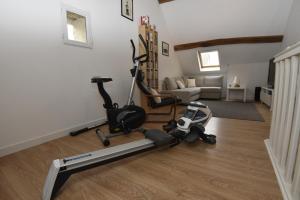 Posilňovňa alebo fitness centrum v ubytovaní Chambres d'Hôtes L'Hermine Vineuil